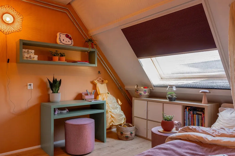 Raamdecoratie en hor in één frame