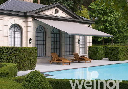 Knikarmscherm Weinor Opal Design II boven een terras