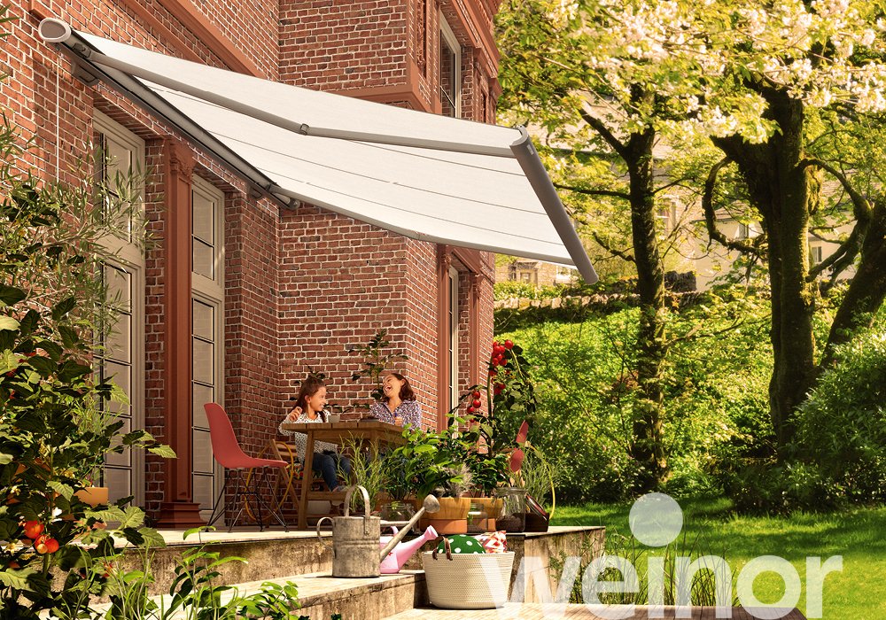 Knikarmscherm Weinor Semina Life boven een terras