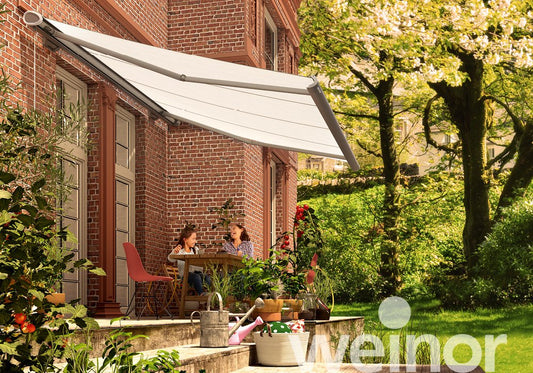 Knikarmscherm Weinor Semina Life boven een terras